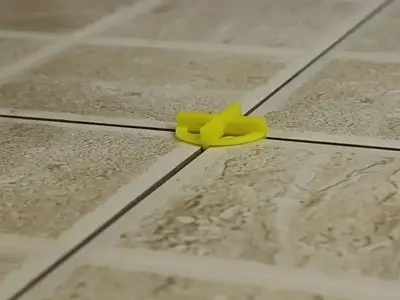 صلیب کاشی زرد در بین کاشی ها